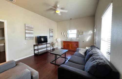 Comfortable 2-Queen Suite Near Hospital WB3 - Photo 9