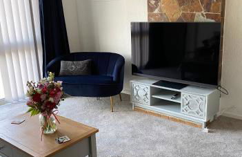 Spacious 2 Bed Village Flat sleeps 4/6 - Photo 1