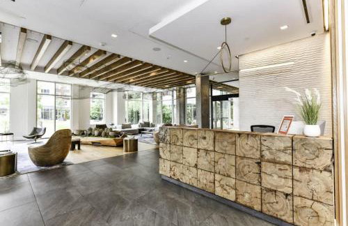 Comfy 2BR Oasis with Scenic Rooftop & Gym - Foto 33