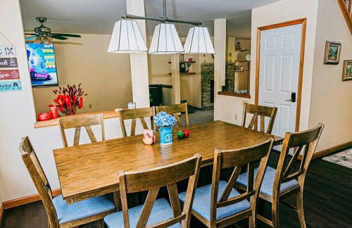 Gorgeous Cozy 5 Bedroom House with Hottub,Lake,Pool - Foto 19