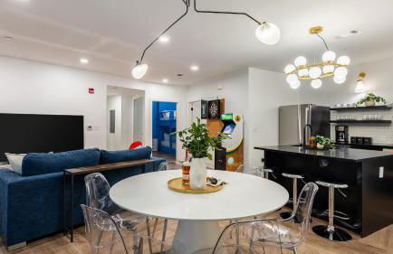 Dual Bachelor Pads w/ Rooftop Lounge & Games Sleeps 26 5 Min to Broadway - Foto 19