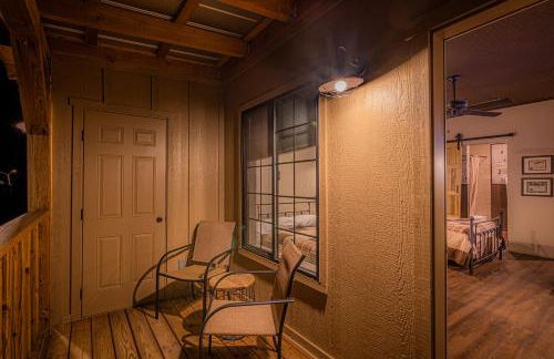 Miners Cabins #1 - Two Double Beds and Private Balcony - Foto 18