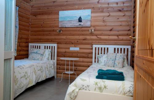 Teal Lodge - Nordic Log Cabin with private hot tub - Foto 17