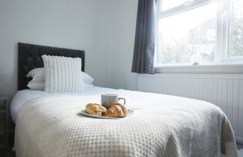 Highfield House by N and N Stays, Perfect for Contractor and Corporate Stays 2 Bed House with Free on street Parking - Photo 22