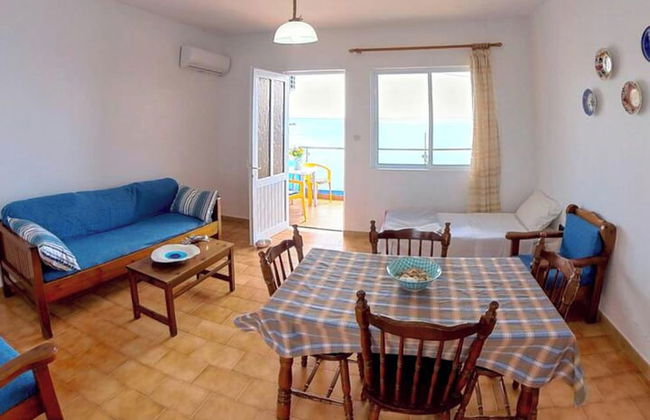 Blue House Beach Apartment - Sleeps 4 & Balcony - Photo 5