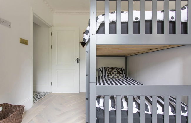 4-bed Flat in West London, Sleeps 8, 8 min to Tube - Foto 8