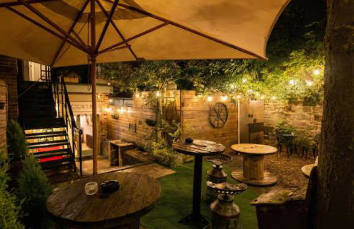 Beamed Village Apartment with Fireplace and Private Terrace, Castle Donington - Photo 12