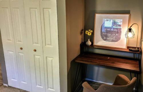 Ultra Comfy, Spotless & Spacious, Private Home in Boyne, Dogs Ok, Walk to Town - Foto 28