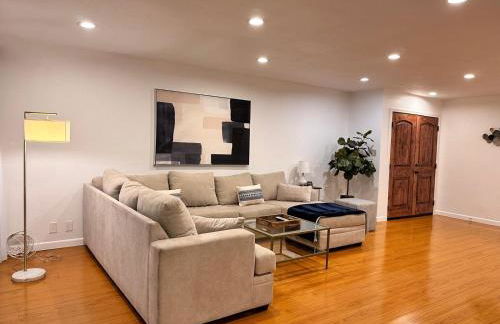 Venice Beach Lux Retreat Coastal Apartment Haven - Photo 2