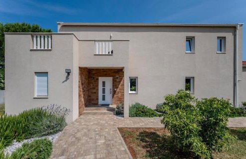 Awesome Home In Brtonigla With Sauna - Photo 18