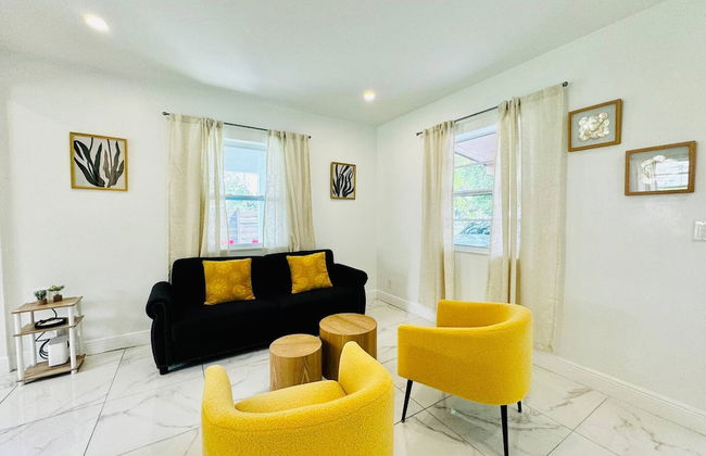 Modern 2-bedroom Retreat Near Beach Airport - Foto 1