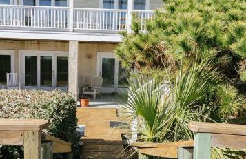 Beachfront home with expansive deck and direct beach access - Foto 25