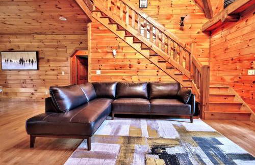 Luxury Cabin with Heated Pool, Hot-Tub & Deluxe Outdoors - Photo 4