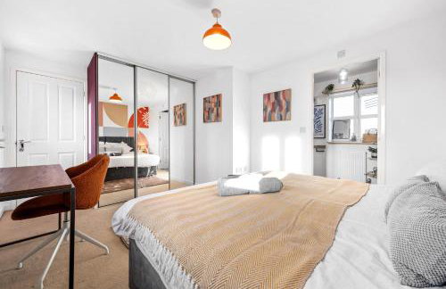 Stylish 3BR Home - Sleeps 7 - 15 Min to City Centre, Parking Garden & Fast Wi-Fi - Foto 21