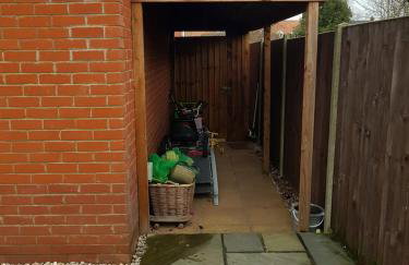 Detached luxury 5 bed house, lanscaped garden, fire pit, parking, can sleep families or workers - Foto 8