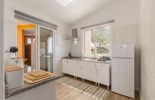 Coastal São Vicente Mountain & Sea View Hideaway with Free Parking - Foto 23