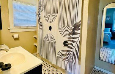 3-Bedroom, Prime Location, Private Backyard! - Foto 30