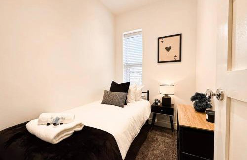 Four Bedroom House By Brookland Stays Serviced Accommodation Short Lets Manchester With Free WiFi - Foto 8