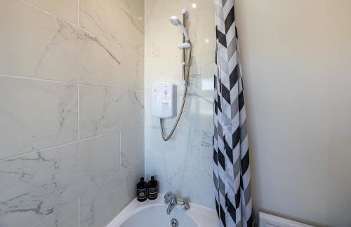 4BR New Build - Near Ferry Port - Great for Groups - Foto 41