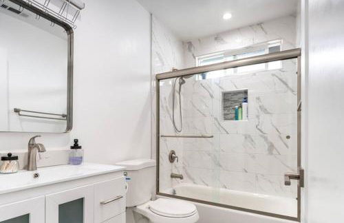 Adorable 2BR-2BA House with EV & Free Parking and Family Friendly in Los Angeles - Photo 49