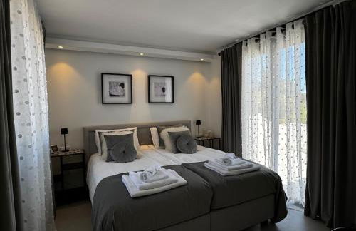 Marbella Bliss - Luxury 4-Bedroom VILLA with Garden, Private POOL & Jacuzzi, Marbesa near- 5 min to the Cabopino Beach - Photo 51