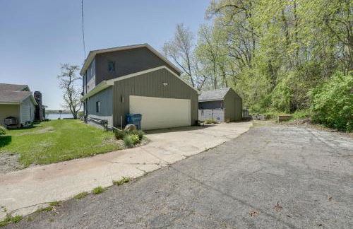 Spacious Delton Home with Fire Pit and Lake Views - Foto 45