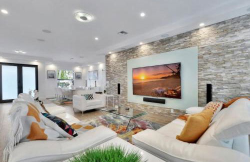 Lynoras Luxe Estate 3 bedroom 3 bath with Modern Design and Heated Pool - Foto 3