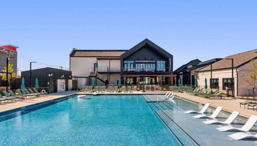 Luxury Stay 1B 1B w Gym, Pool, Shops Nearby - Foto 4, sunbed