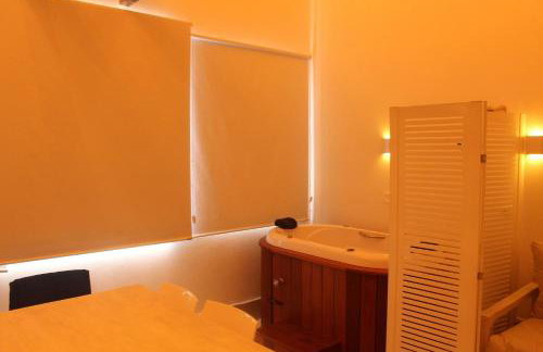 Casa d'Aroeira Residencial Boutique - Centro de Juqueí - Perto de Tudo - 2 quadras do Mar - Serviço de Praia - Roupa de Cama 600 fios algodão Egípcio - Tudo Novo - Estacionamento Interno - Cozinha - Consulte unidades com Ofurô Hidro e Cromoterapia - Foto 61