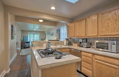 Creekside Home with Patio, Walk to Manitou Incline! - Foto 5