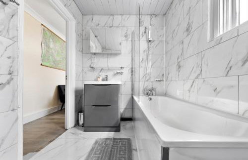 Leyton 1BR Flat Near Tube, 247 Gym, Tennis Court - Foto 24