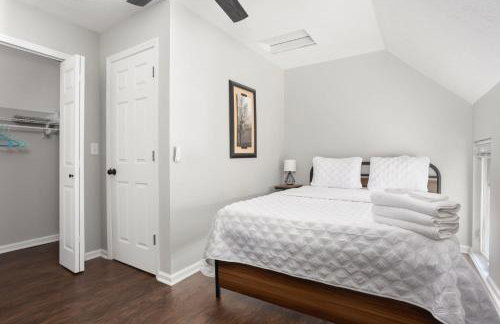 Chic 3BR Home with Fire Pit-Private Yard-Family Friendly - Foto 42