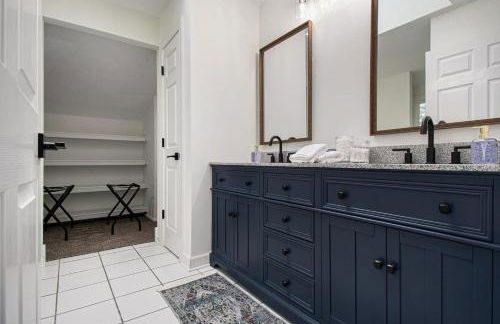 Cozy & Elegant Gem Fenced Yard BBQ & Games - Foto 26