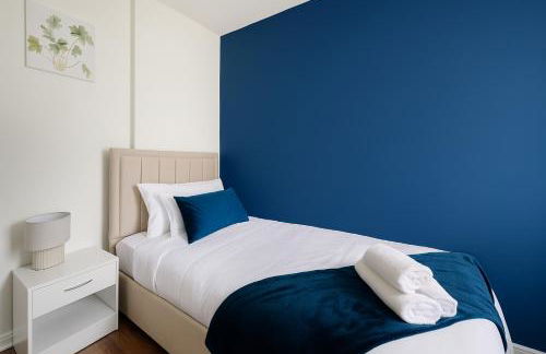 Modern 2 Bedroom House with Parking - Photo 43