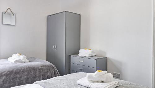 Beautiful Spacious four bedroom house with parking for 2 cars, 5 minute walk to southend station - Foto 5, wardrobe