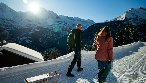 Arrastrando el trineo sobre la nieve