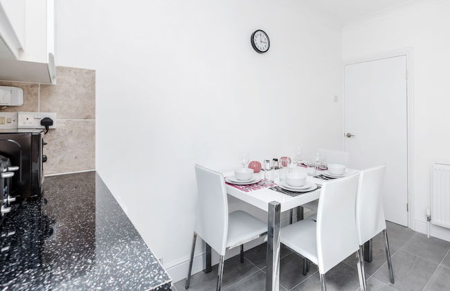 Charming 3-bed Apartment in Romford - Photo 4