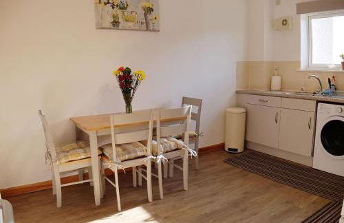 Hill View 2 bedroom free parking - Photo 17