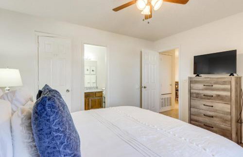 Home with Fenced Yard Near Dtwn Rogers! - Foto 16