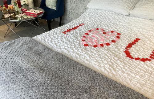 Adorable private couples retreat with hot tub - Photo 4