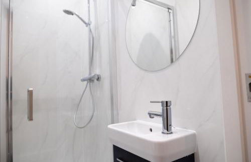 Group Friendly 2 Bed 2 Bath FREE PARKING for 2 Large Vans or up to 4 Cars Zone 2 Sleeps 10 Close to Central London and Zone 2 tube station - Photo 38