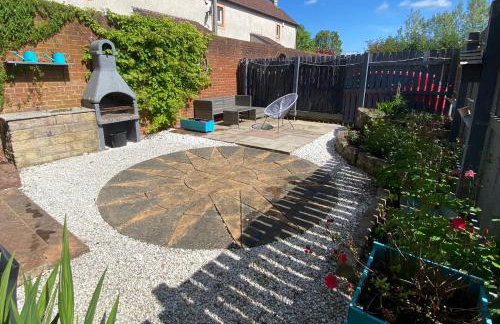 Cosy 2 bedroom home with free parking near city - Foto 12