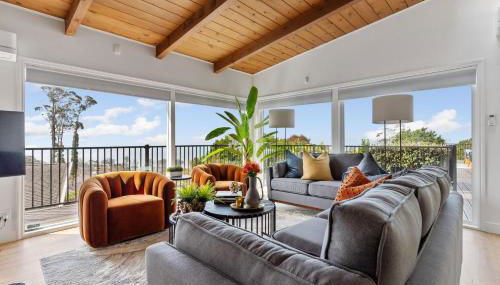 Serene Oceanview Escape with Expansive Deck home - Foto 2
