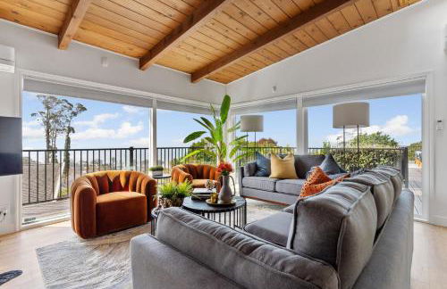 Serene Oceanview Escape with Expansive Deck home - Foto 2
