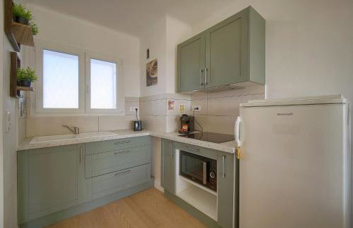 FRGK Fauvettes 1BDR Terrace, Parking, AC & Ultra-Fast Wi-Fi - Photo 5