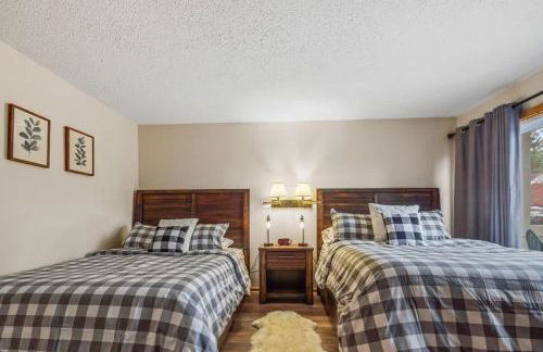 Large 2 Floor Condo, Pool Pass, Beach Club, walk to Shanty Creek - Foto 17