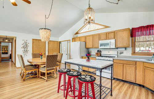 Lakefront Home with Private Beach in Rhinelander! - Foto 7