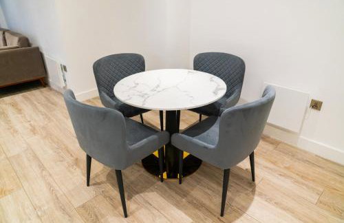 Modern 2 Bed Penthouse with Stunning views in Manchester City Center - Photo 19