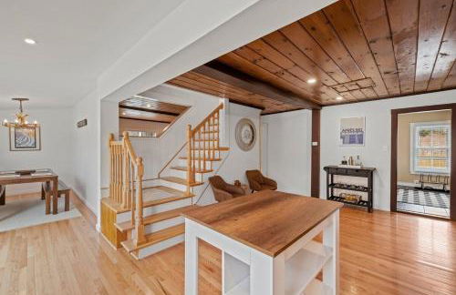 Cozy 3BR Retreat in Downtown Bethlehem - Hot Tub, Trails, Near Ski & Hike - Photo 24