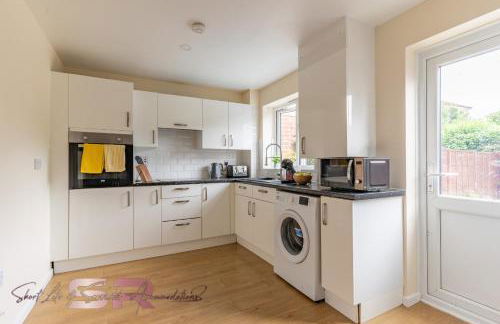 4-BR Hayes Home, Guests 8 - Ideal for Long term stays, Fast unlimited Wi-Fi - Foto 3